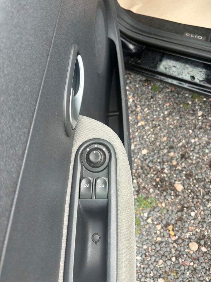 Renault Clio III 1,2 16V Authentique 5d