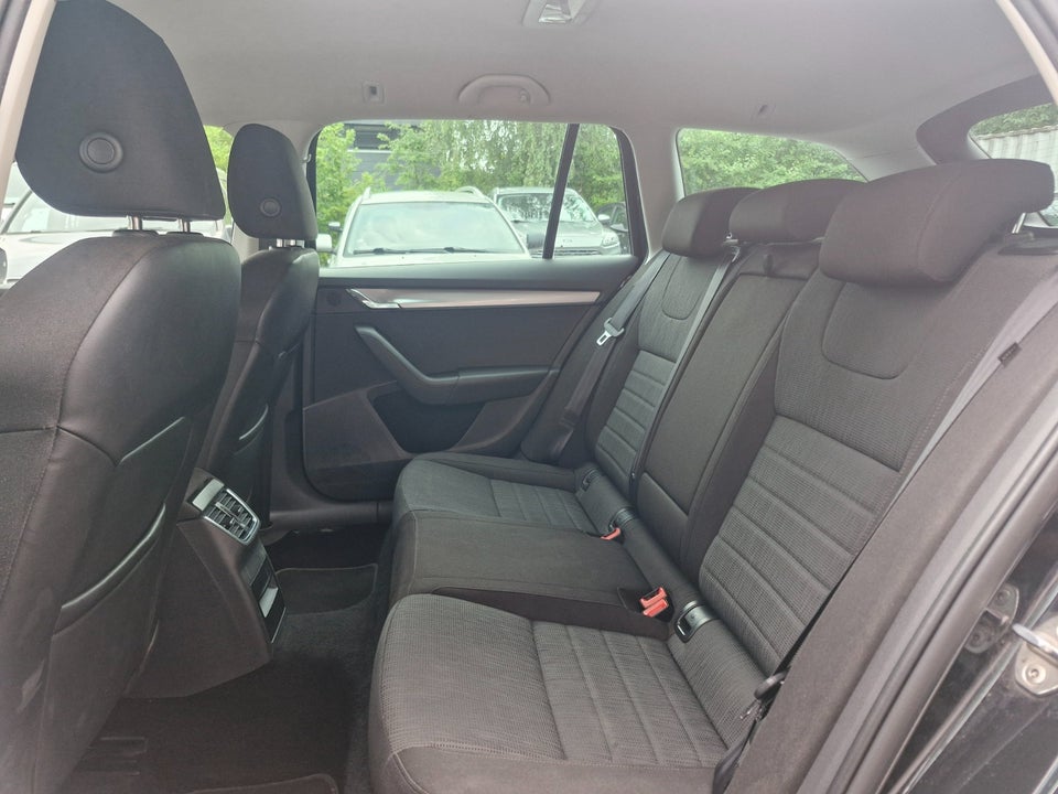 Skoda Octavia 1,6 TDi 110 Style Combi DSG 5d