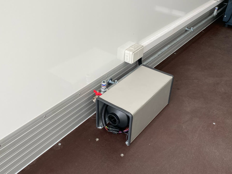 Iveco Daily 3,0 35S18 4100mm Box m/lift AG8