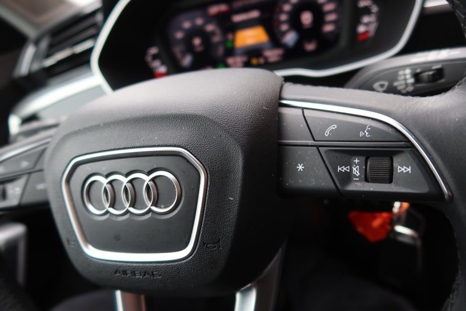 Audi Q3 45 TFSi e Attitude plus S-tr. 5d