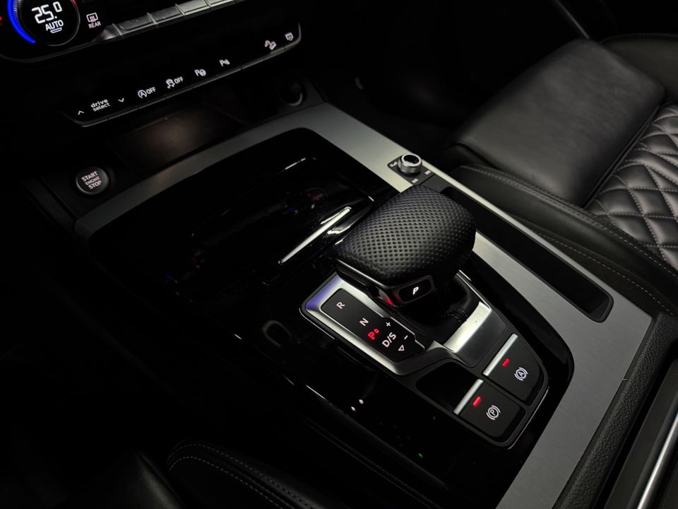 Audi Q5 40 TDi S-line quattro S-tr. 5d