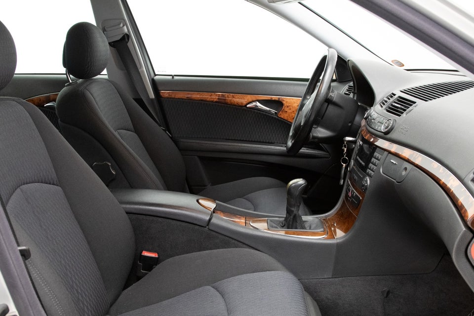Mercedes E240 2,6 Elegance 4d