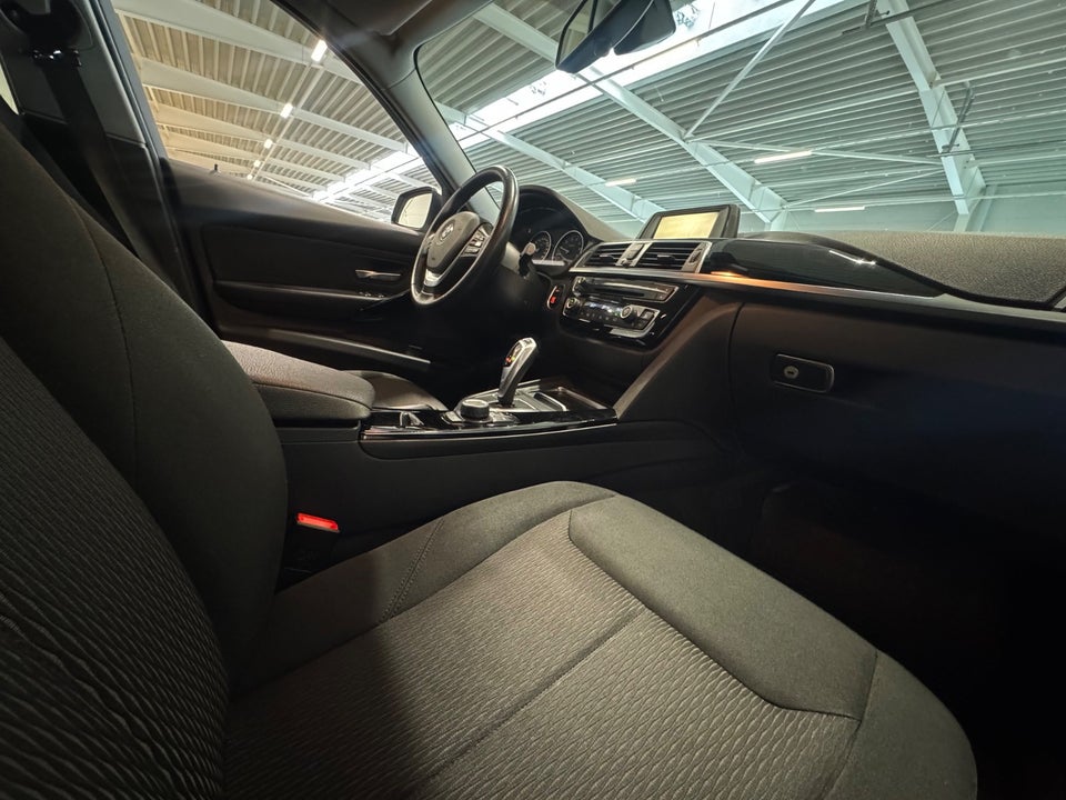 BMW 320i 2,0 Touring aut. 5d