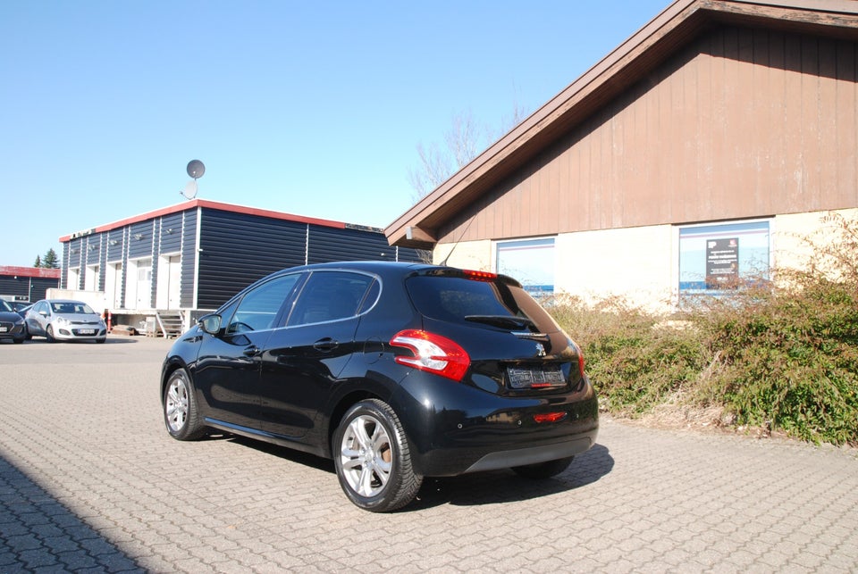 Peugeot 208 1,2 VTi Allure Sky 5d