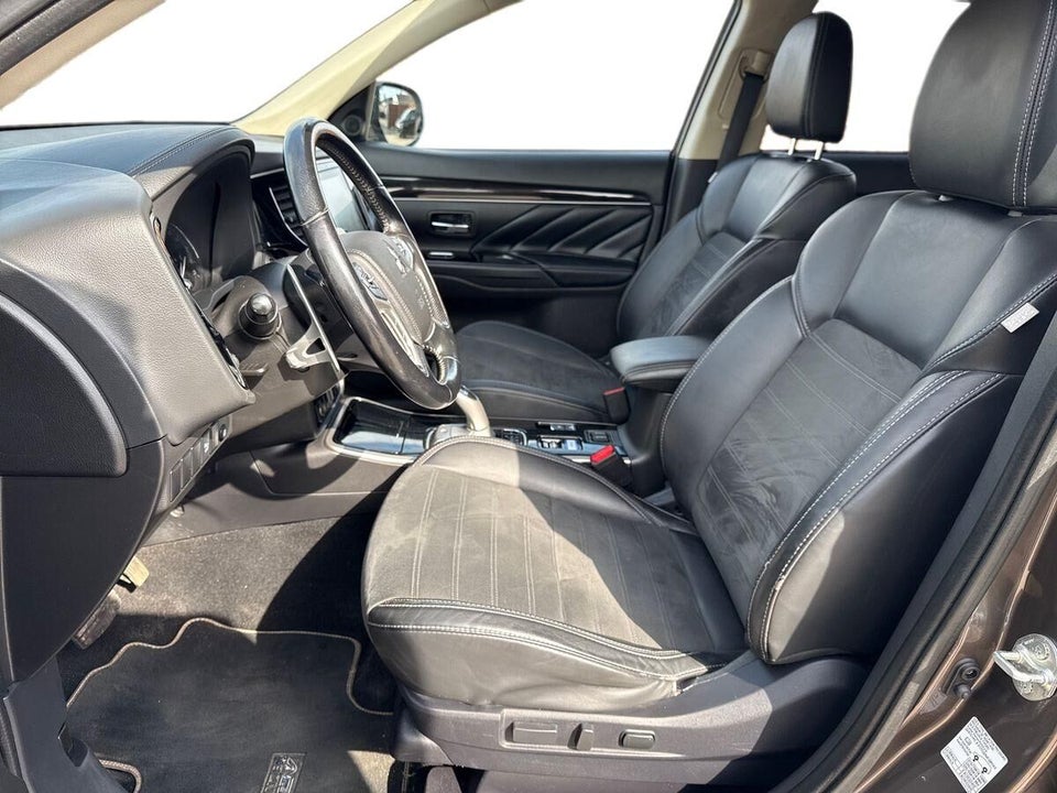 Mitsubishi Outlander 2,4 PHEV Invite CVT 4WD 5d