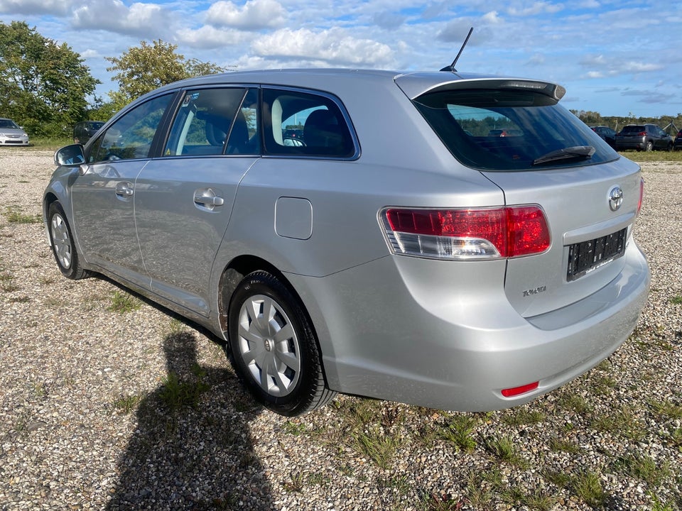 Toyota Avensis 1,6 VVT-i T1 stc. 5d