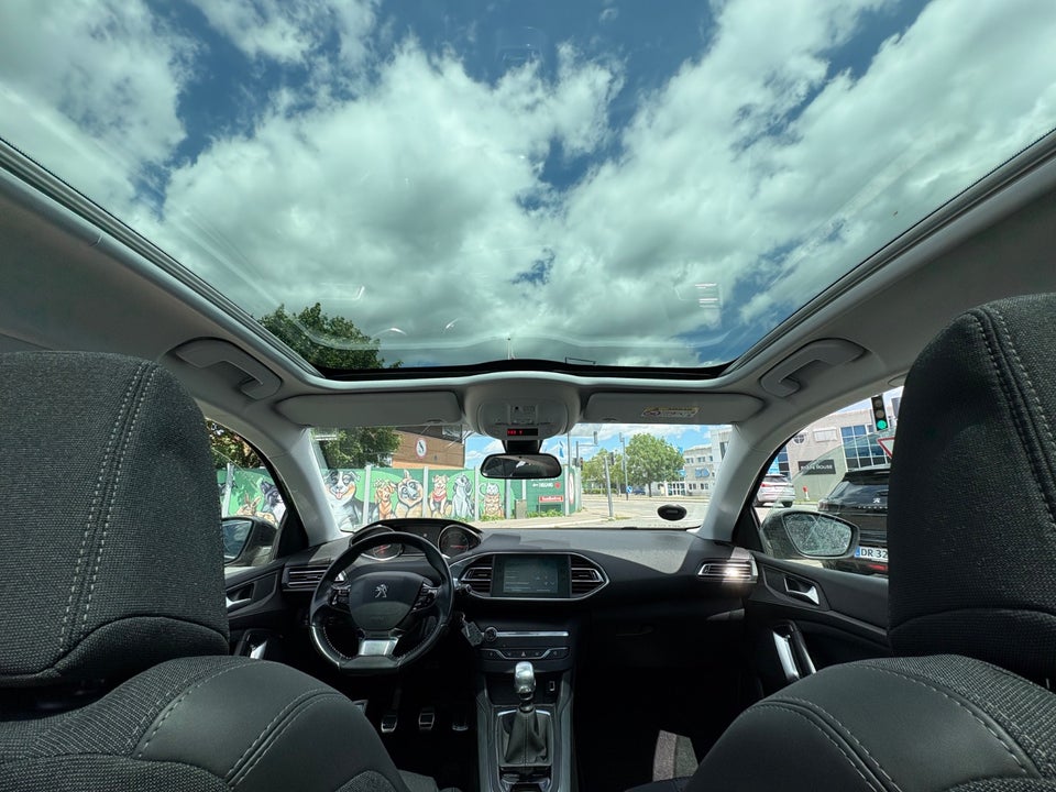 Peugeot 308 1,2 PureTech 130 Selection Sky 5d