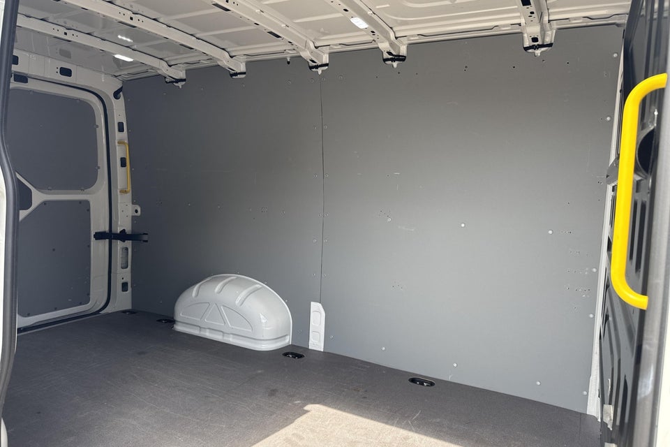 VW Crafter 35 2,0 TDi 140 Comfort Kassevogn L3H2 aut.