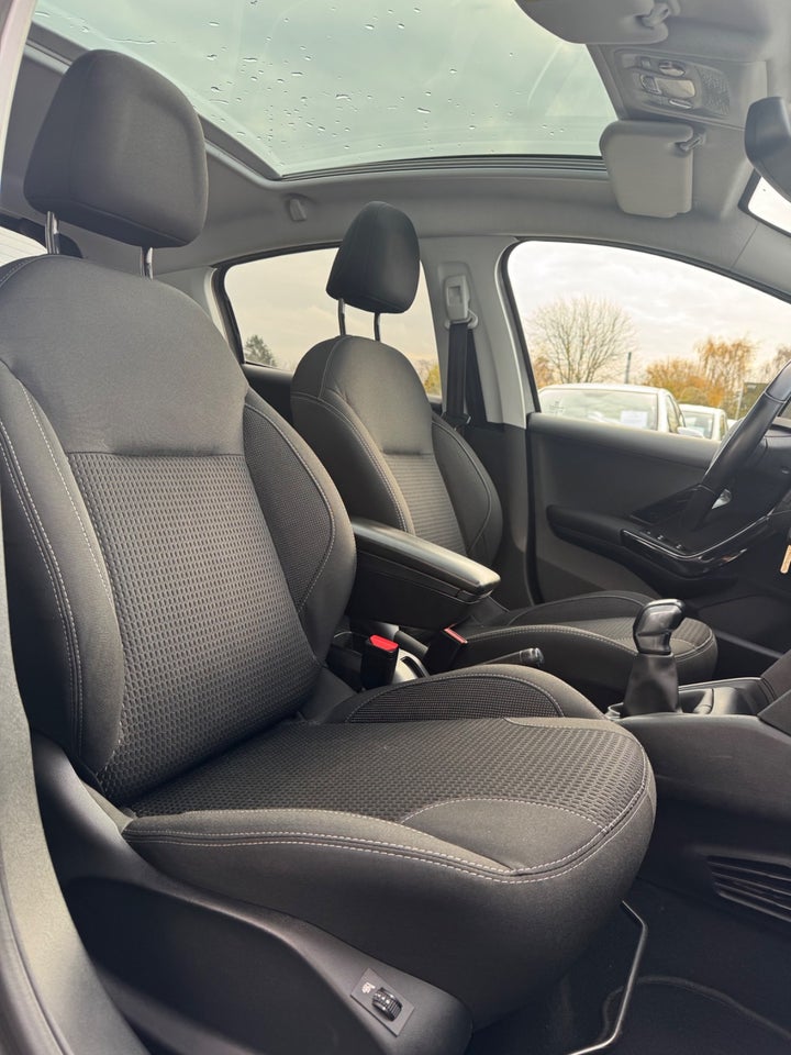 Peugeot 208 1,2 PureTech 82 Allure Sky 5d