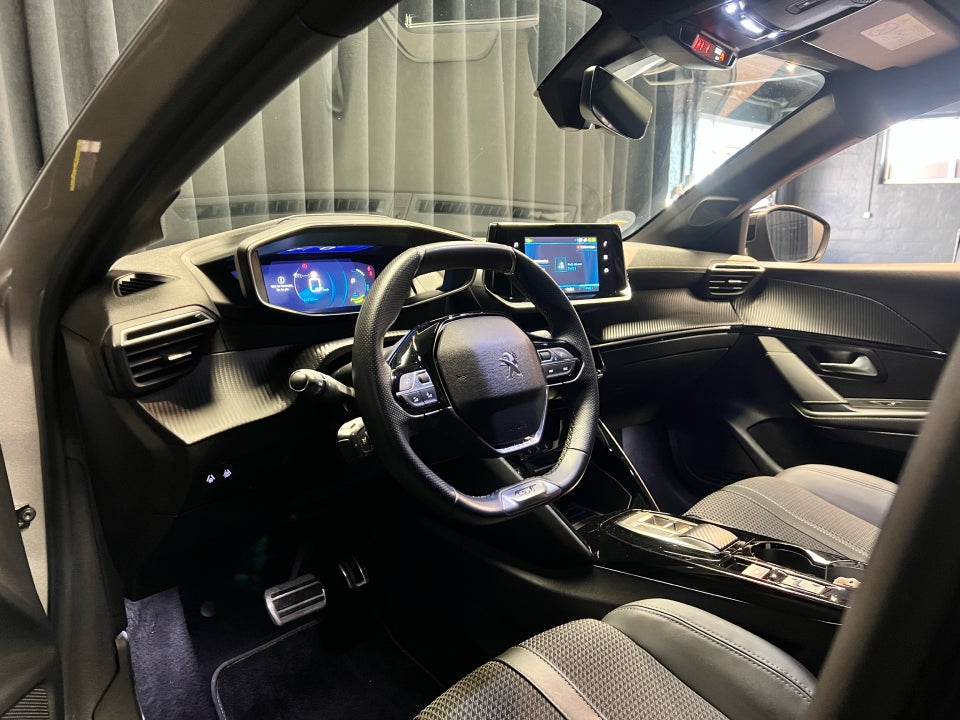 Peugeot e-208 50 GT 5d