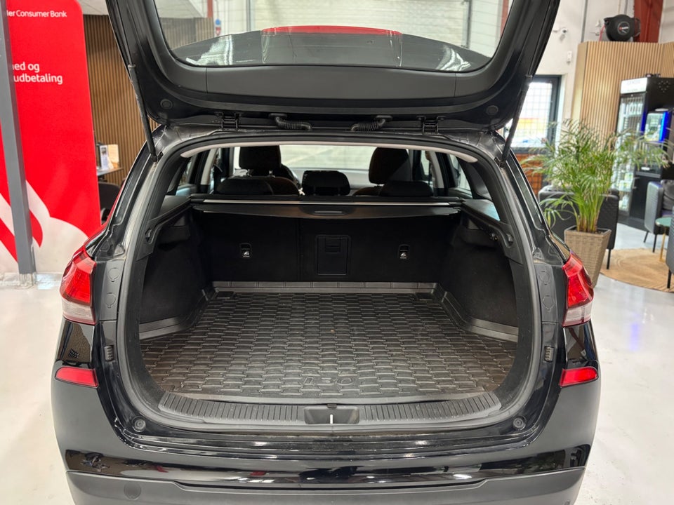 Hyundai i30 1,6 CRDi 110 Premium stc. DCT 5d