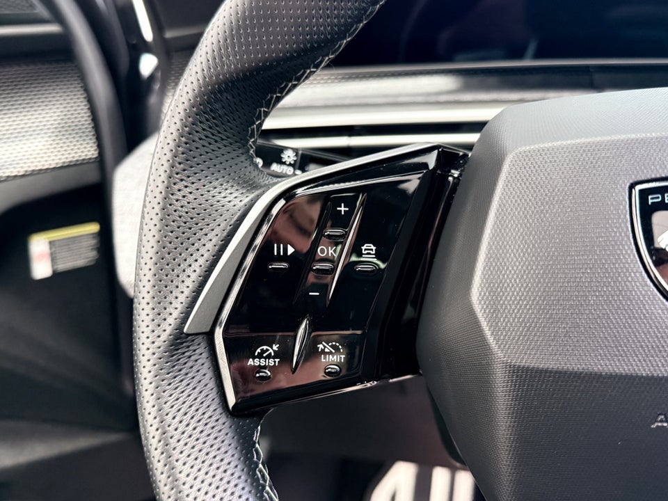 Peugeot e-3008 77 GT Pack 5d