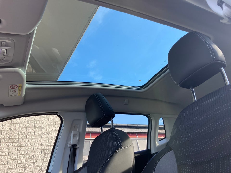 Peugeot 2008 1,2 e-THP 110 Selection Sky 5d