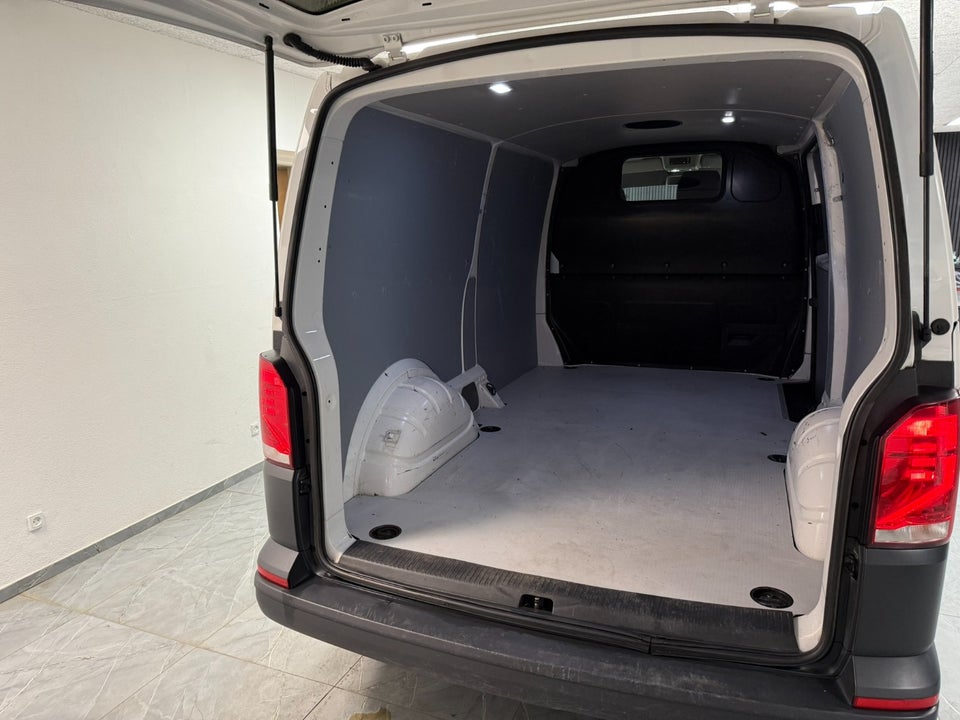 VW Transporter 2,0 TDi 110 Kassevogn lang