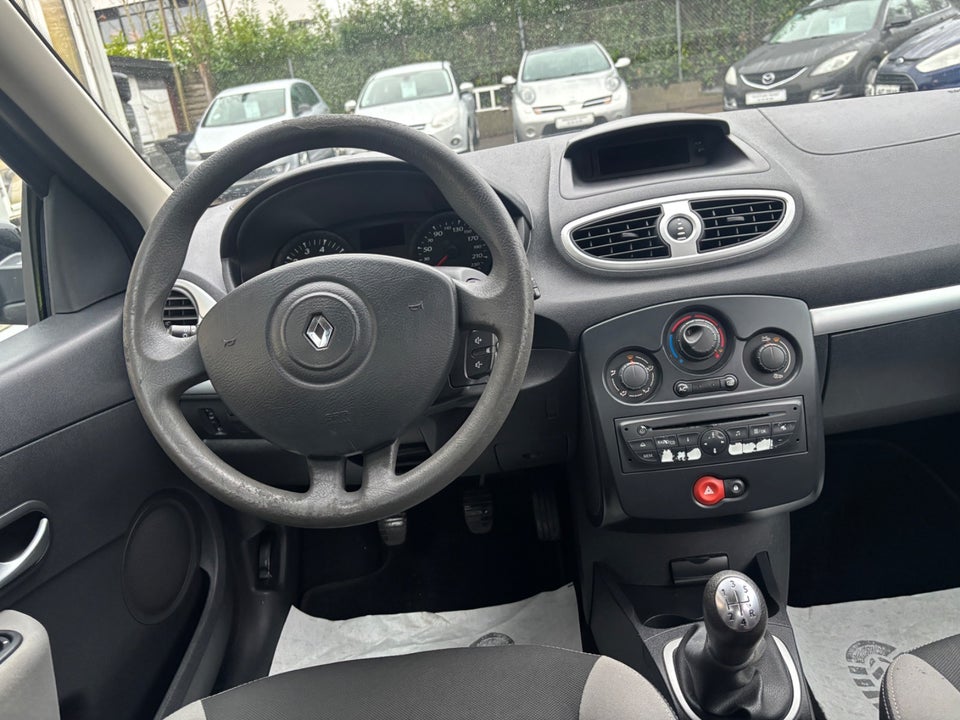 Renault Clio III 1,2 16V Authentique 5d