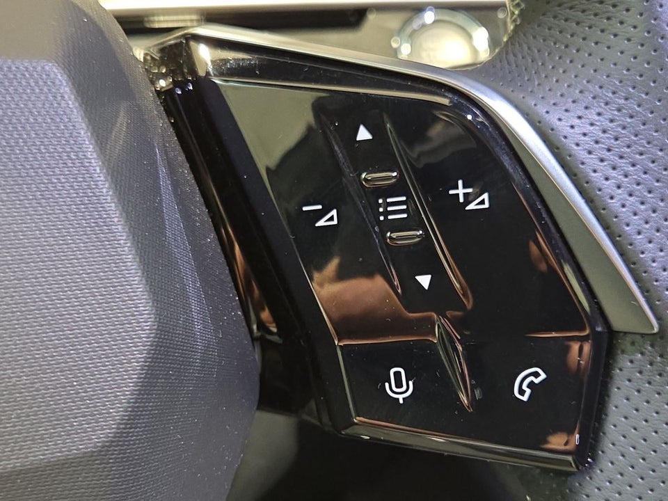 Peugeot e-3008 77 GT Pack 5d