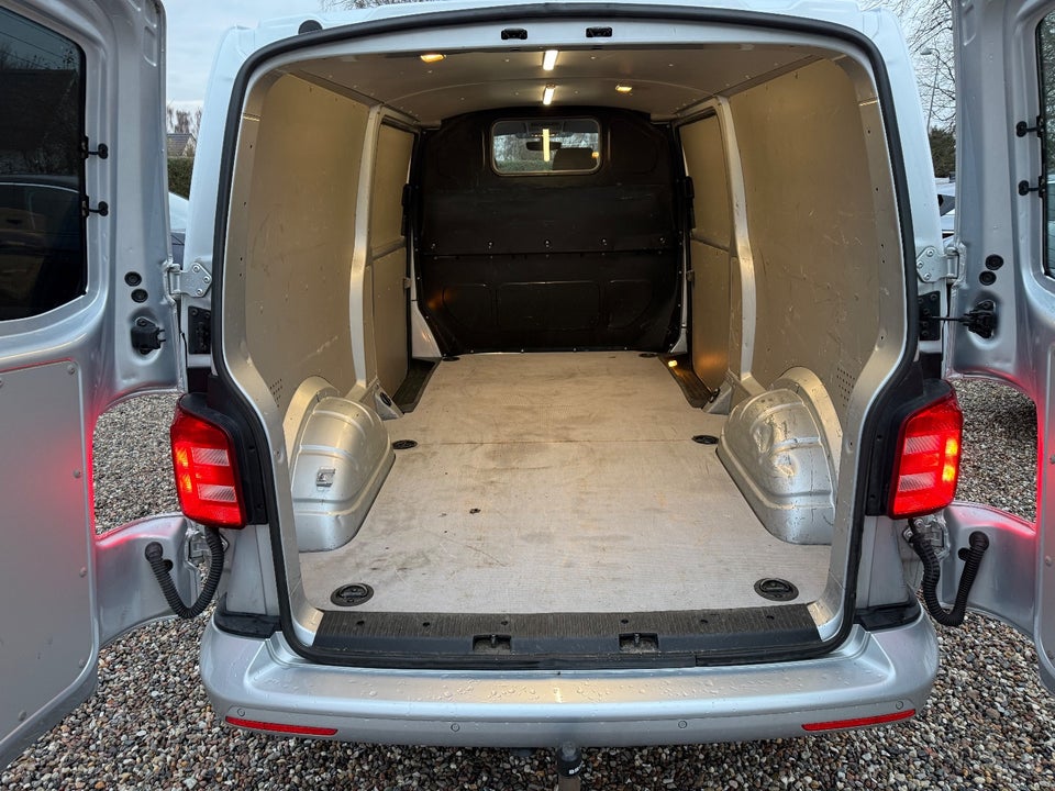 VW Transporter 2,0 TDi 140 Kassevogn lang