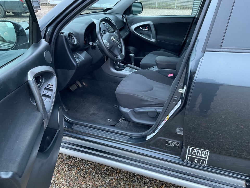 Toyota RAV4 2,0 VVT-i aut. 4x4 Van 5d