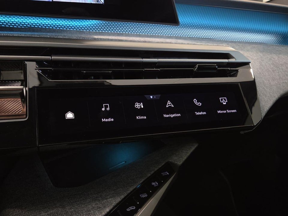 Peugeot e-3008 77 GT Pack 5d
