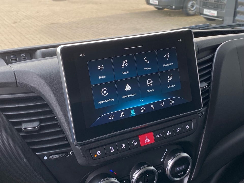 Iveco Daily 3,0 35S18 4100mm Box m/lift AG8