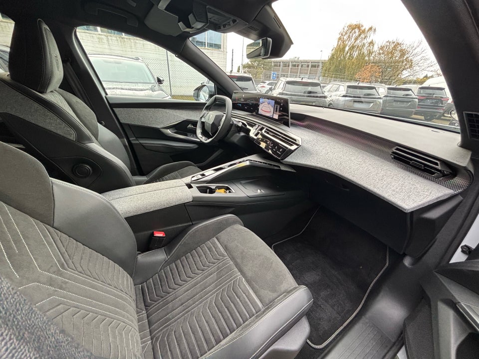 Peugeot e-3008 77 GT 5d