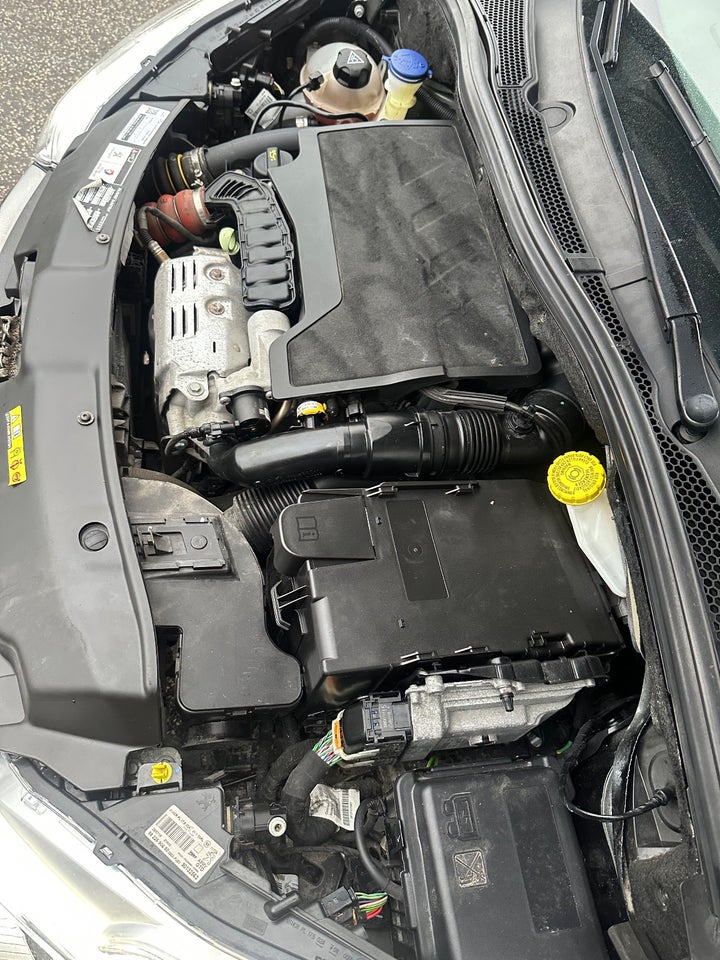 Peugeot 208 1,2 PureTech 110 Signature Sky 5d