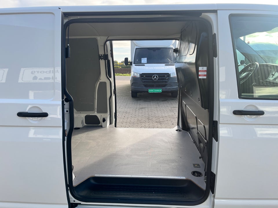 VW Transporter 2,0 TDi 110 Kassevogn lang