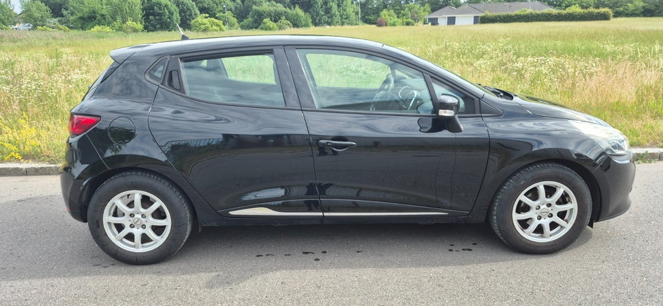 Renault Clio IV 1,2 16V Expression 5d