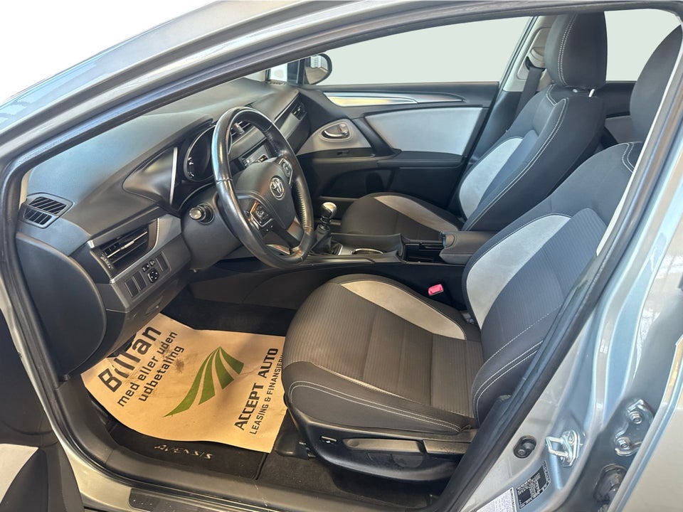 Toyota Avensis 1,8 VVT-i T2 Premium Touring Sports 5d