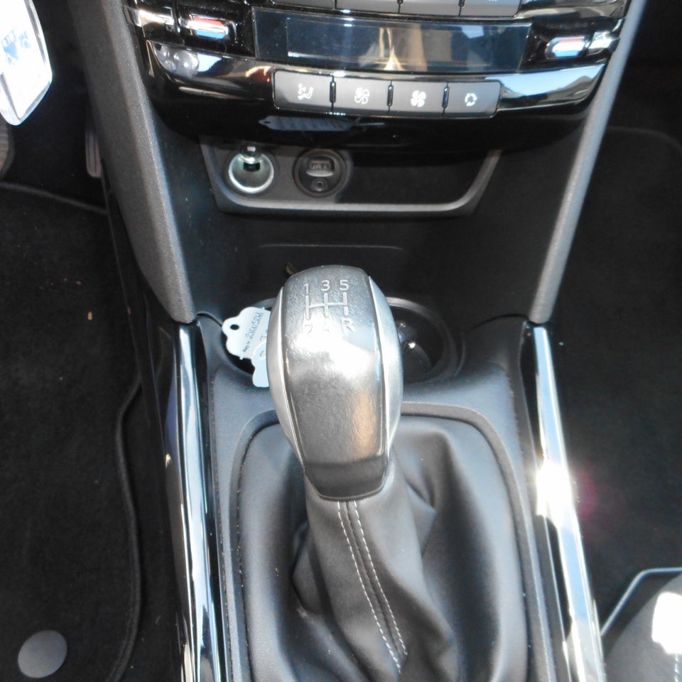 Peugeot 2008 1,6 BlueHDi 100 Allure Sky 5d