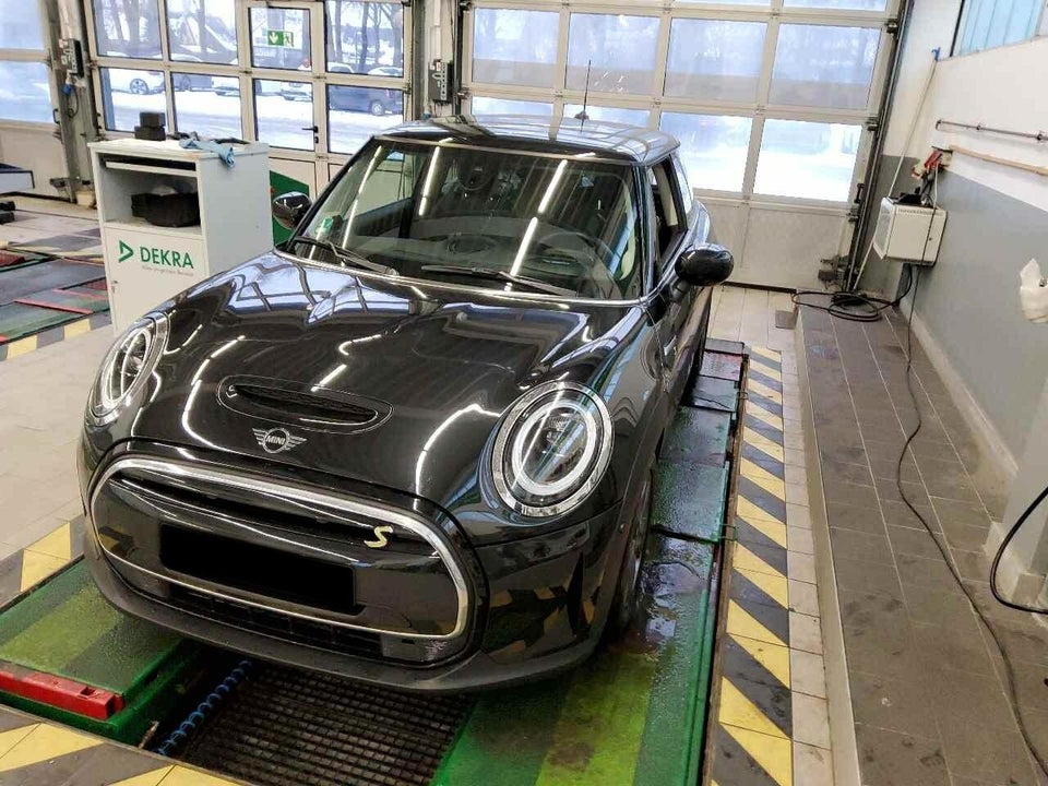 MINI Cooper SE Essential 3d
