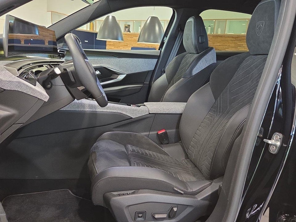 Peugeot e-3008 77 GT 5d