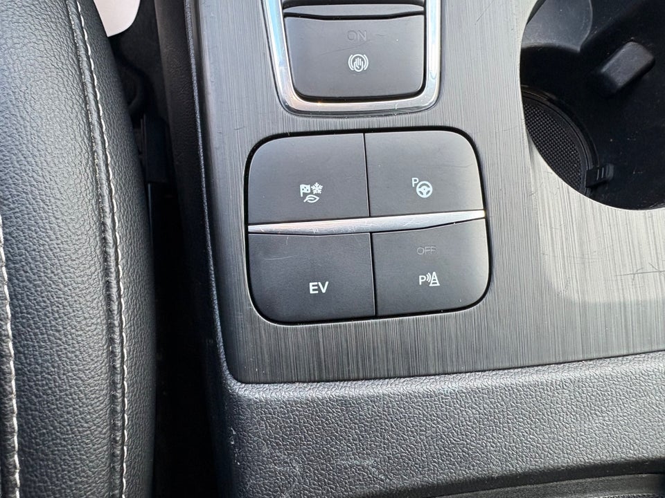 Ford Kuga 2,5 HEV Titanium X CVT 5d