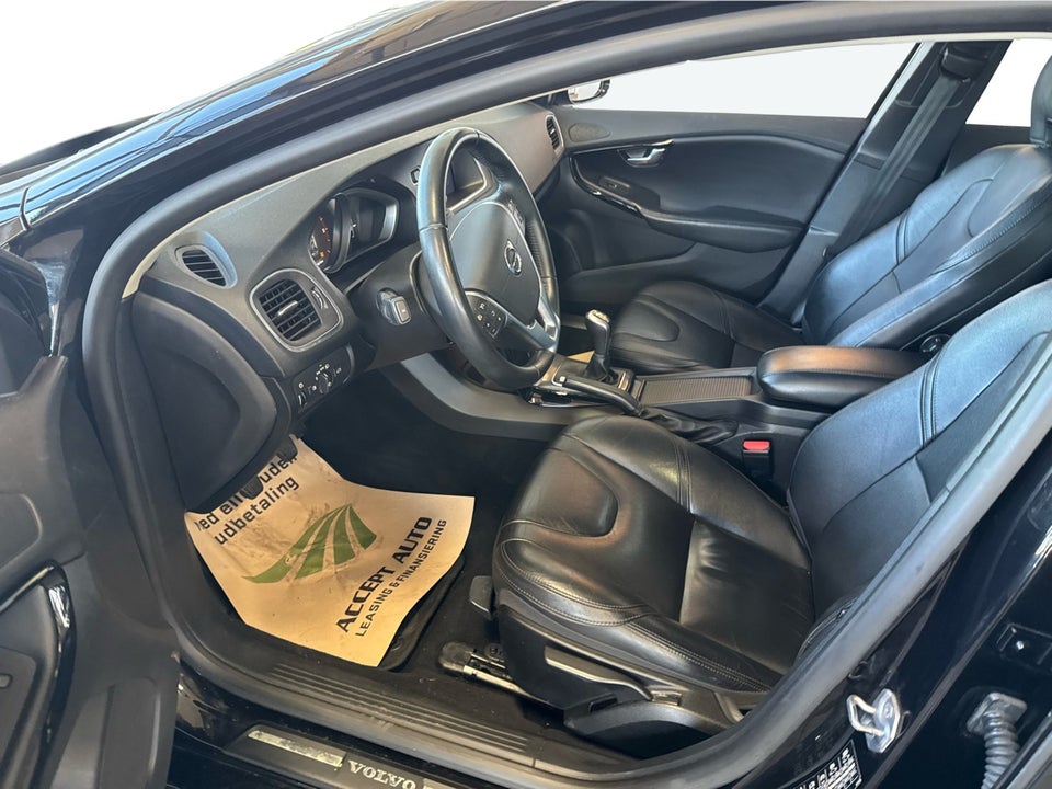 Volvo V40 2,0 D3 150 Momentum 5d