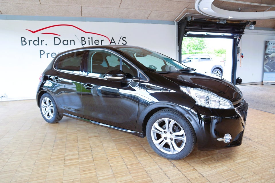 Peugeot 208 1,2 VTi Allure Sky 5d