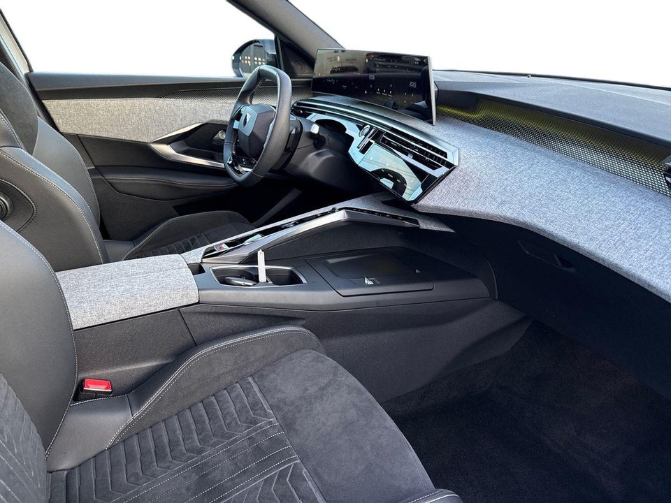 Peugeot e-3008 77 GT Pack 5d