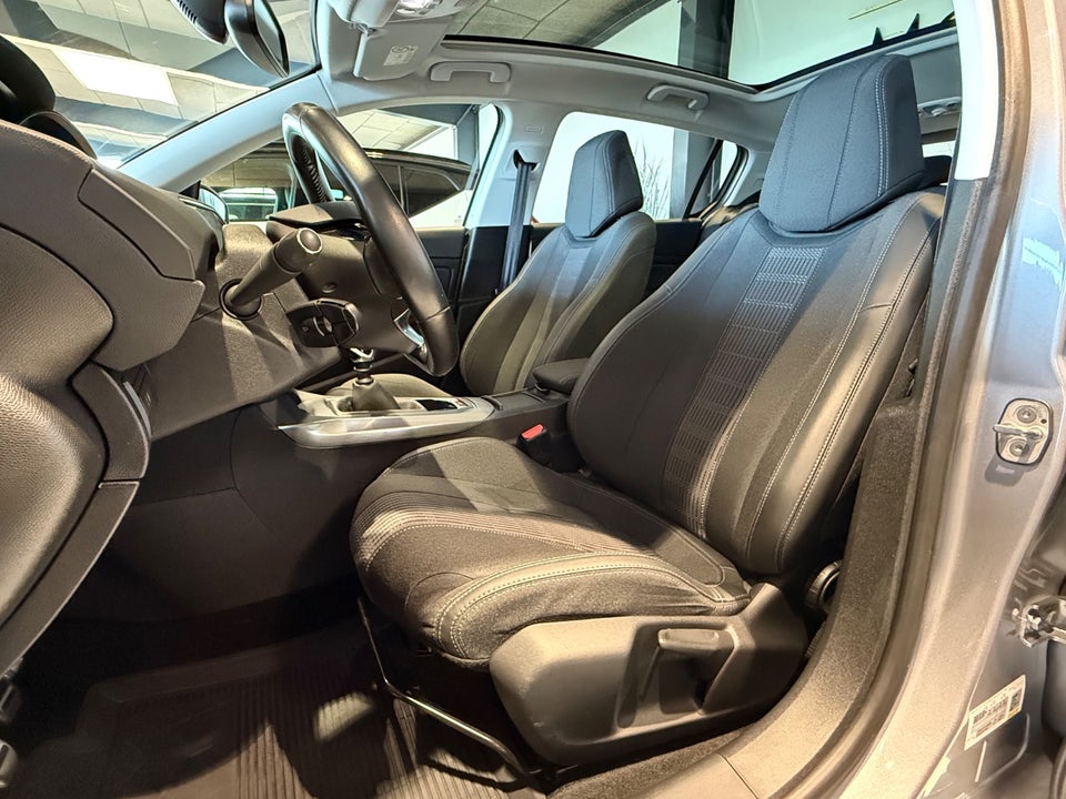 Peugeot 308 1,5 BlueHDi 130 Selection Sky 5d