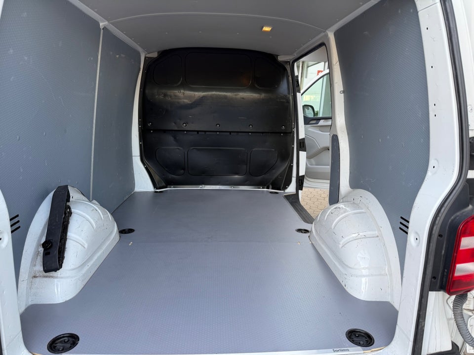 VW Transporter 2,0 TDi 102 Kassevogn kort