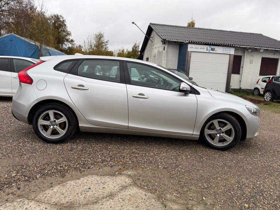 Volvo V40 1,6 D2 115 Momentum Drive-E 5d