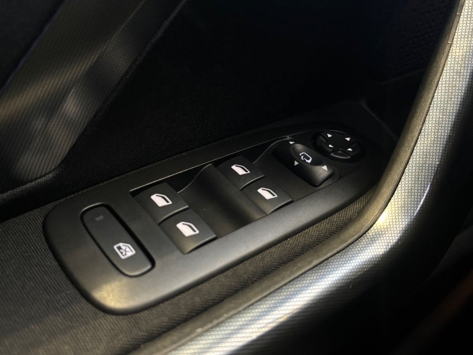 Peugeot 2008 1,2 e-THP 110 Allure Sky 5d