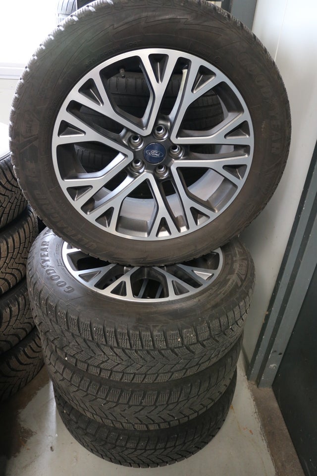 Ford Kuga 2,5 PHEV Vignale CVT 5d