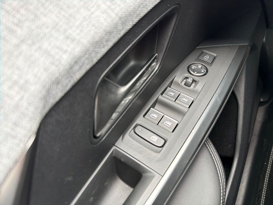 Peugeot e-3008 77 GT Pack 5d