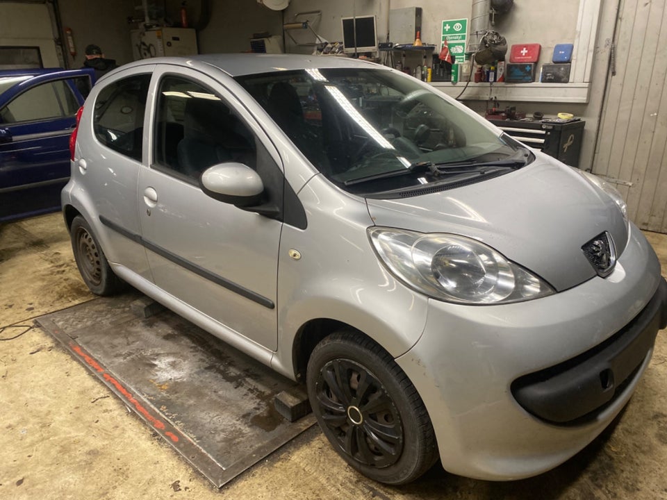 Peugeot 107 1,0 Urban 5d