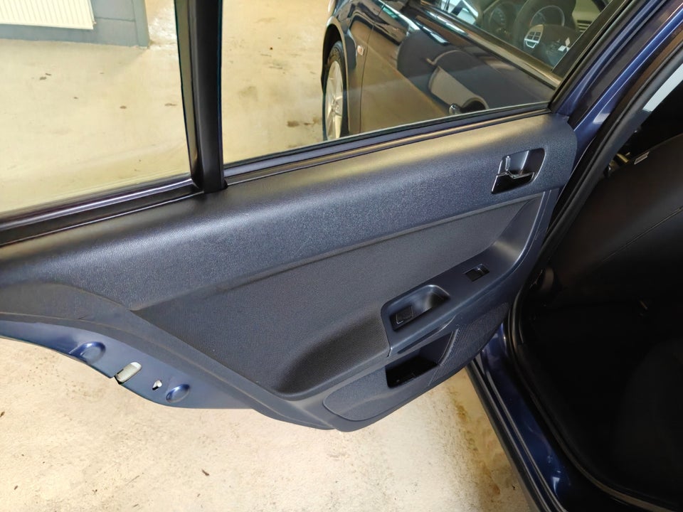 Mitsubishi Lancer 1,8 Invite SportSedan 4d