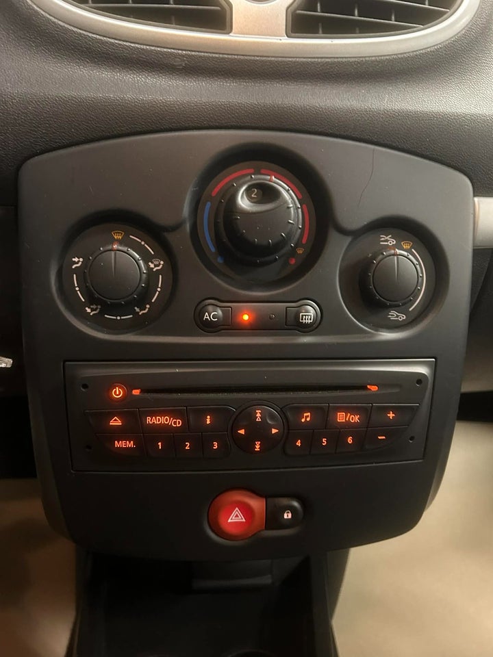 Renault Clio III 1,2 16V Expression 5d