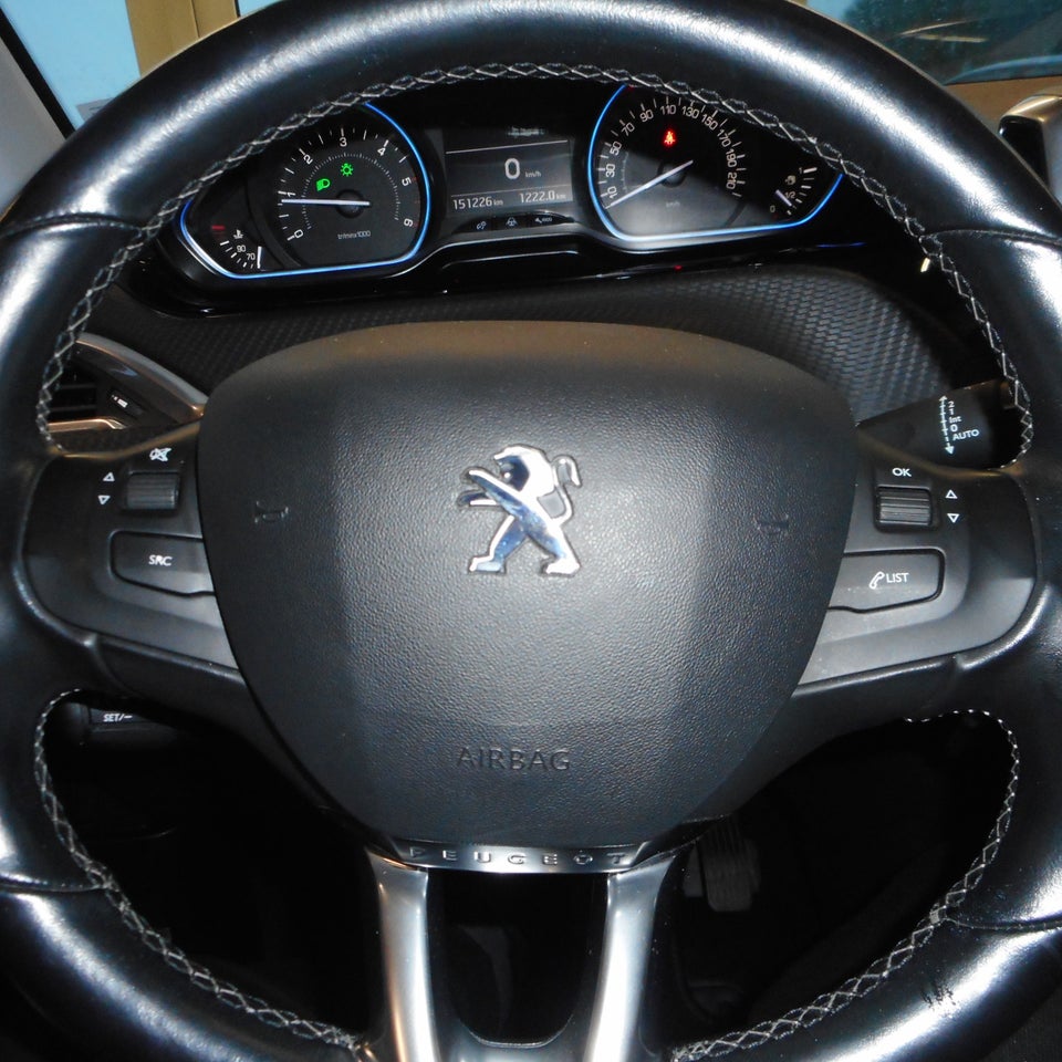 Peugeot 2008 1,6 BlueHDi 100 Allure Sky 5d