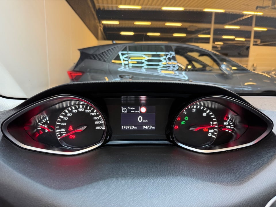 Peugeot 308 1,5 BlueHDi 130 Selection Sky 5d