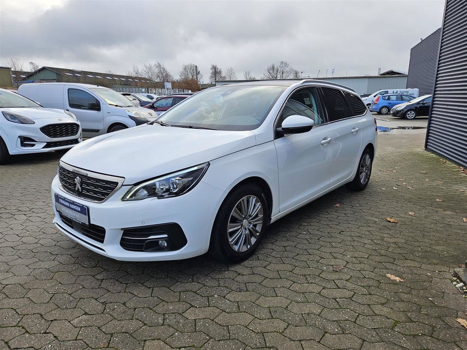 Peugeot 308 1,5 BlueHDi 130 Selection Sky 5d