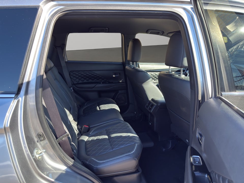 Mitsubishi Outlander 2,4 PHEV Instyle CVT 4WD 5d