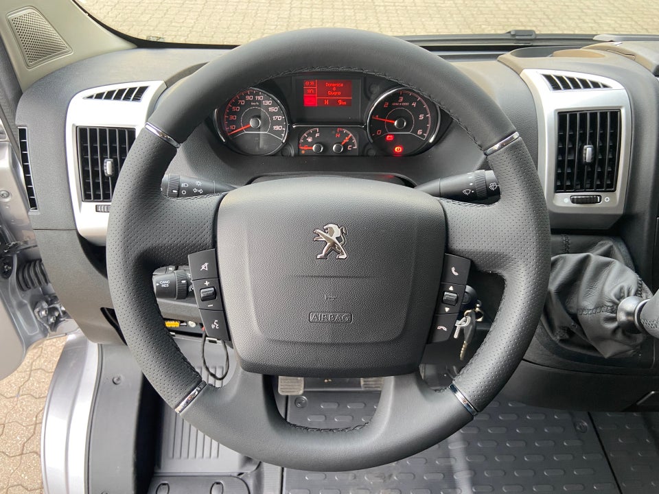 Peugeot Boxer 333 2,2 BlueHDi 140 L2H2 Premium